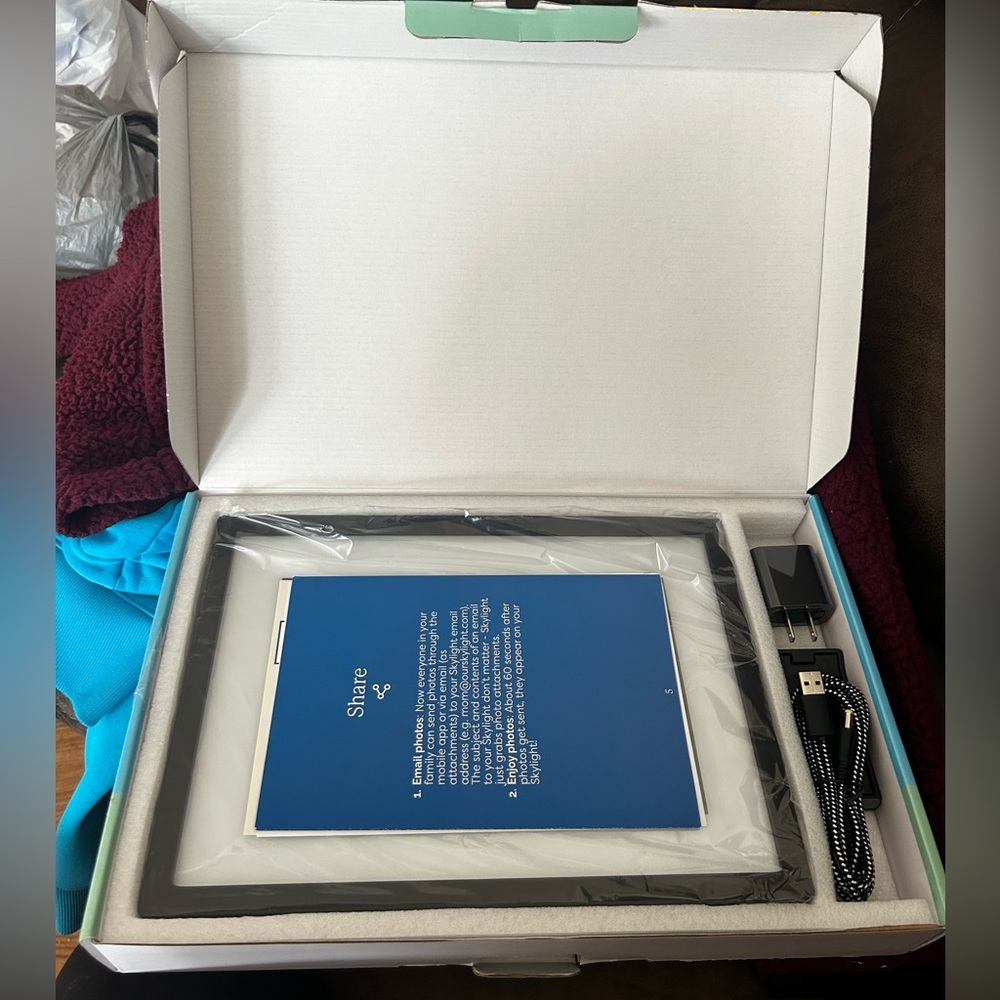 Skylight Digital Picture Frame: WiFi Enabled, Touch Screen - 10 Inch NEW - Picture 3 of 5